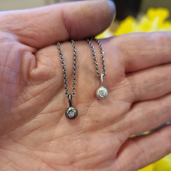 Guldsmed Ø præsenterer elegante sølvvedhæng med diamanter til attraktive priser