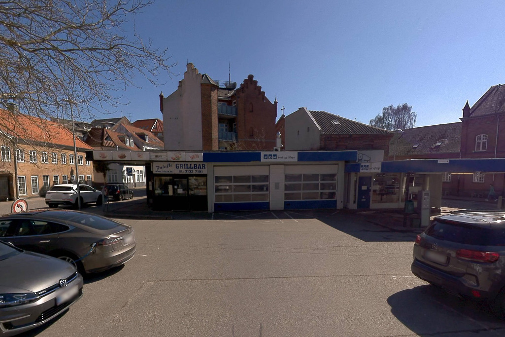 Bygning på ”Det gamle Polititorv” bliver nu til 12 nye parkeringspladser