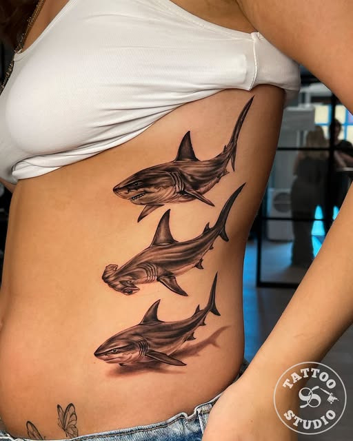 Tattoo Studio 96 Aalborg præsenterer tre hajer samlet i ét stærkt tattoo-design