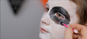 Halloween i Svømmecenter Vesthimmerland: Uhyggelig ansigtsmaling for børn
