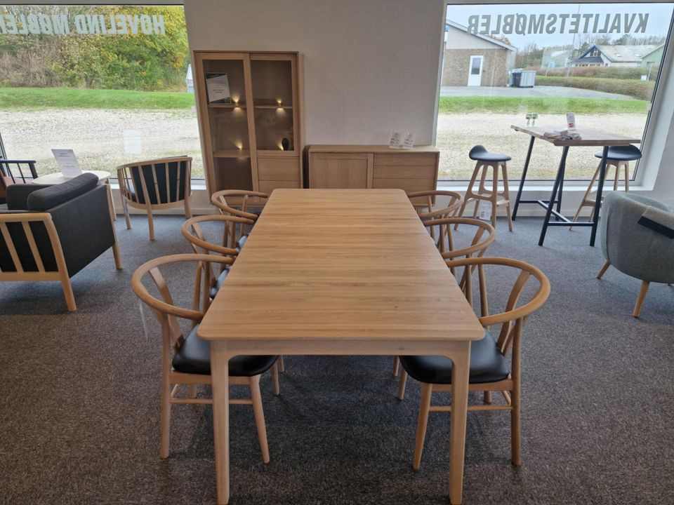 Hovelind Møbler præsenterer massivt spisebord med butterfly udtræk til spotpris