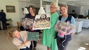 Søstrene Trine og Sofie er mestre i omsorg og pleje