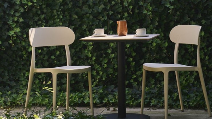 Smart indretning til små altaner: Skab en hyggelig caféstemning derhjemme