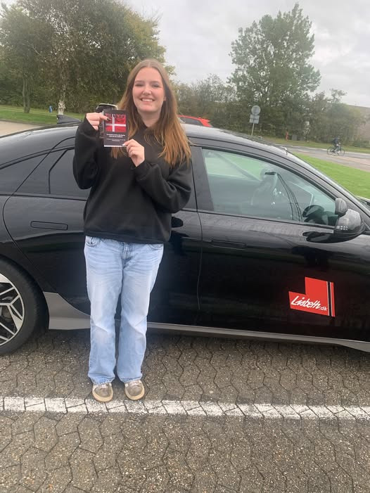 Lisbeths Køreskole ønsker Rebecca tillykke med kørekortet