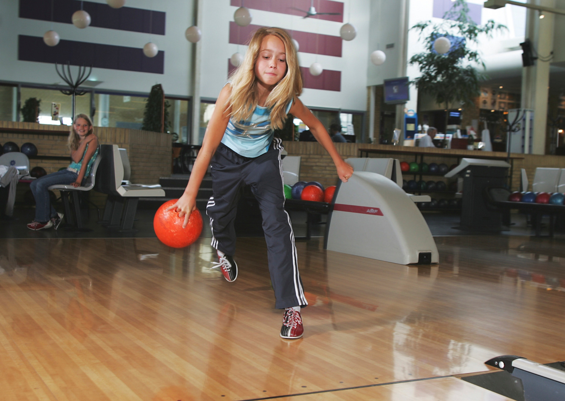 Spil badminton, bordtennis eller pickleball i Molsværket