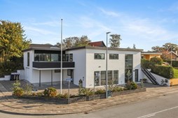 Moderne familievilla med attraktiv beliggenhed i Brønderslev