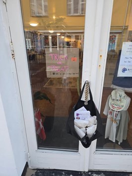 Kreafe tilbyder slik til halloween-raslende børn