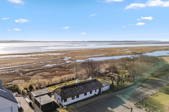 Mæglerhuset Asger Larsen præsenterer charmerende fritidshus med unik udsigt over Limfjorden