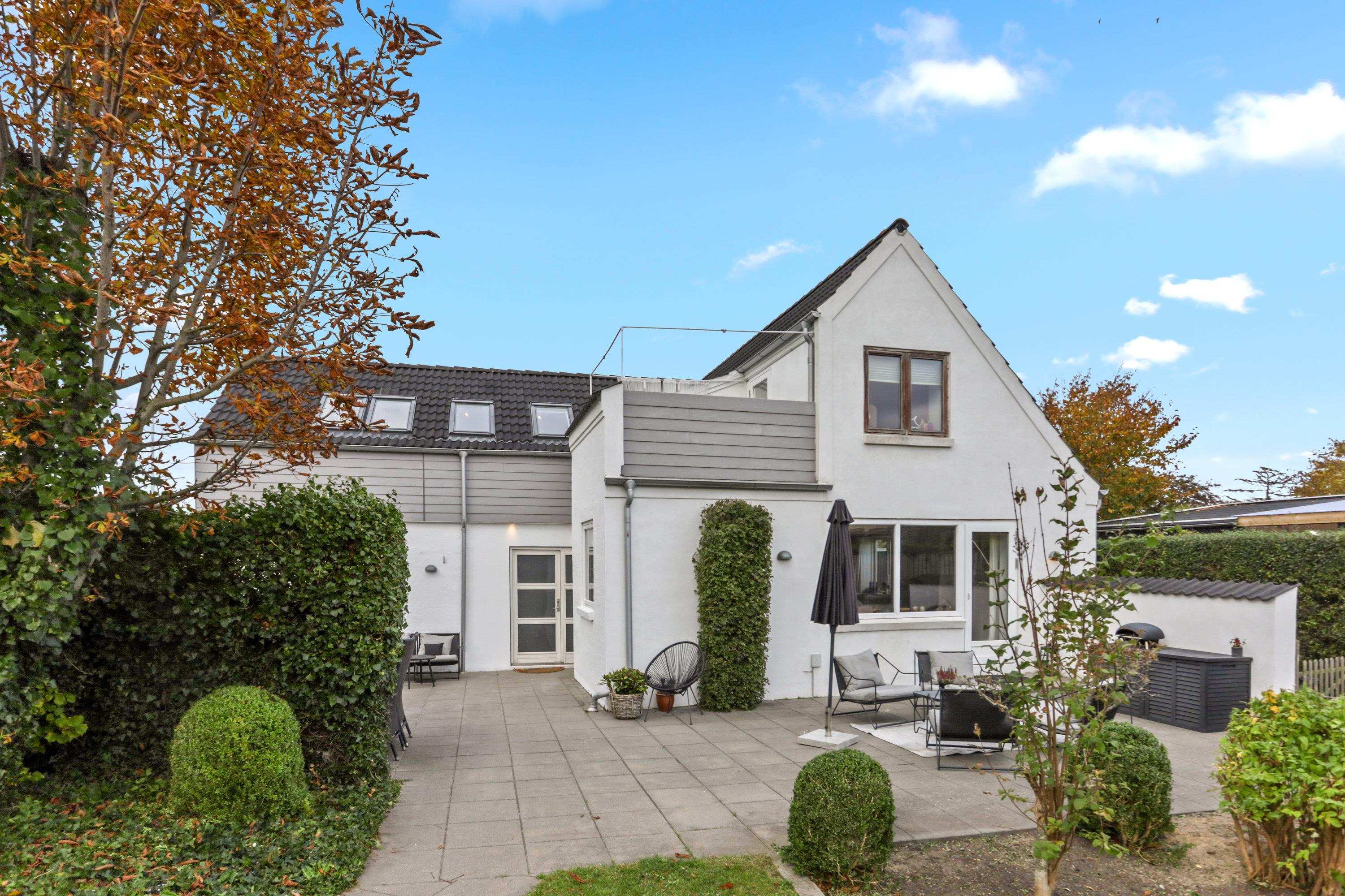 Indbydende villa med veletableret have i rolige omgivelser