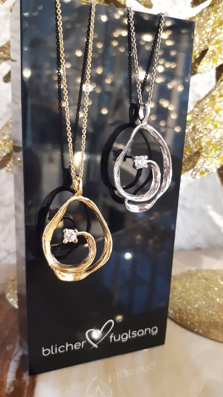 Helga Winther præsenterer julegaveidéer med smykker fra Blicher Fuglsang