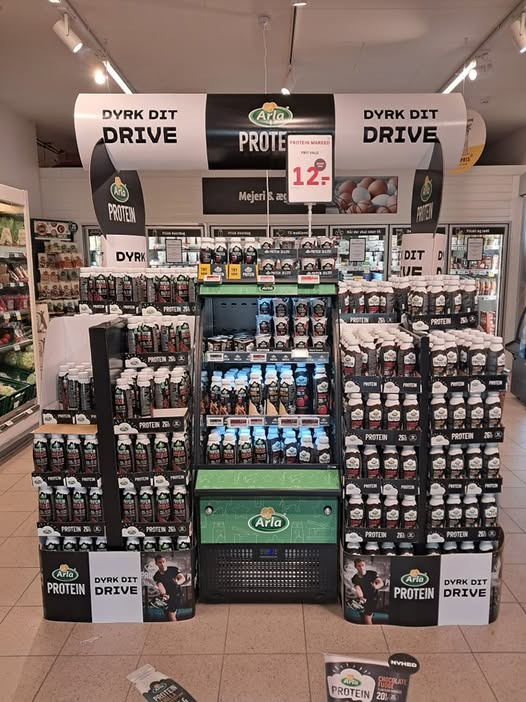 Spar Valsgård udlodder 3 kasser Arla proteindrik i konkurrence anledning Magnus' fagprøve