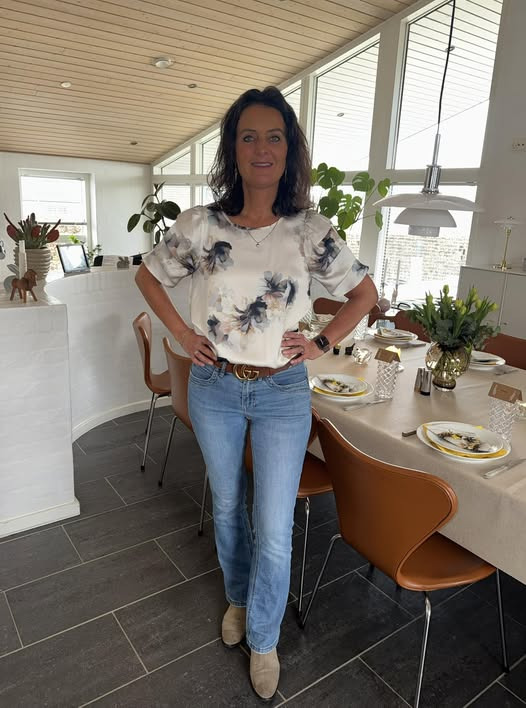 Skott Aalborg klar til påskefrokost med stil i ny bluse