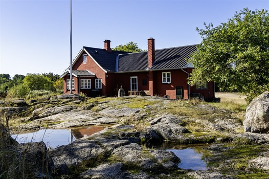 Skørrebrovejen 12 og 1 anden boliger er kommet til salg denne uge i Aakirkeby - se boligerne her.