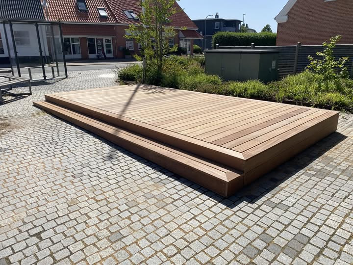R.Christiansen ApS afslutter dagen med terrasse/scene på Brejning torv