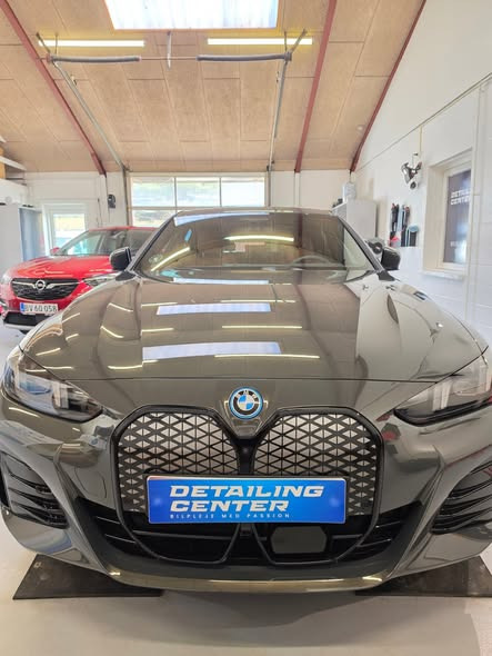 Detailing Center præsenterer skinnende BMW i4 efter avanceret behandling