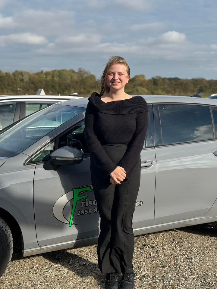 Frida fejres af Frisdal Køreskole I/S: Klar til vejene og Spanien-tur