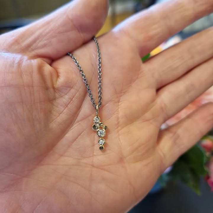 Guldsmed Ø præsenterer elegante guldvedhæng med og uden diamanter