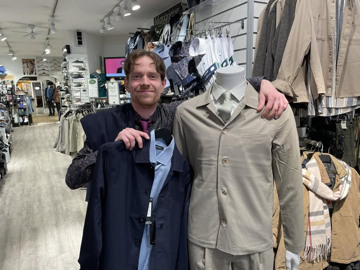 Sir Brian præsenterer konfirmandprogram med stilfulde overshirts og bukser