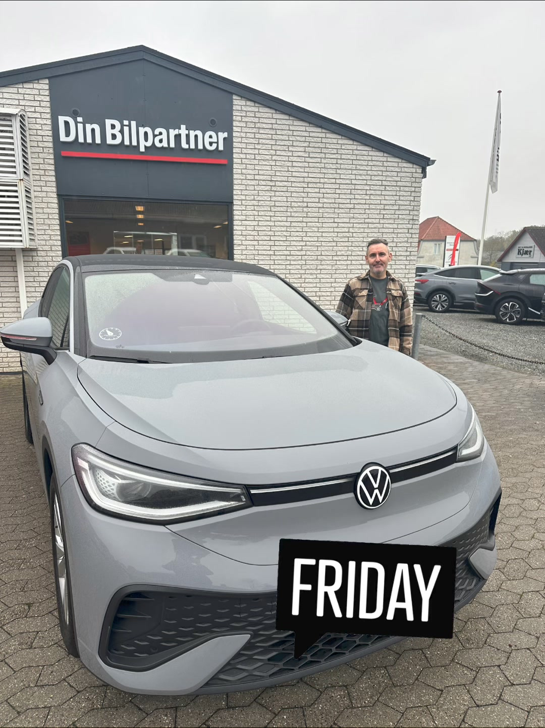 EM AUTOCENTER ApS ønsker tillykke til Michael med ny VW ID.5 på en efterårsdag