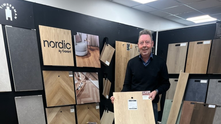 50 år med gulve, tæpper og godt håndværk – historien om Ib fra Garant Frederikshavn