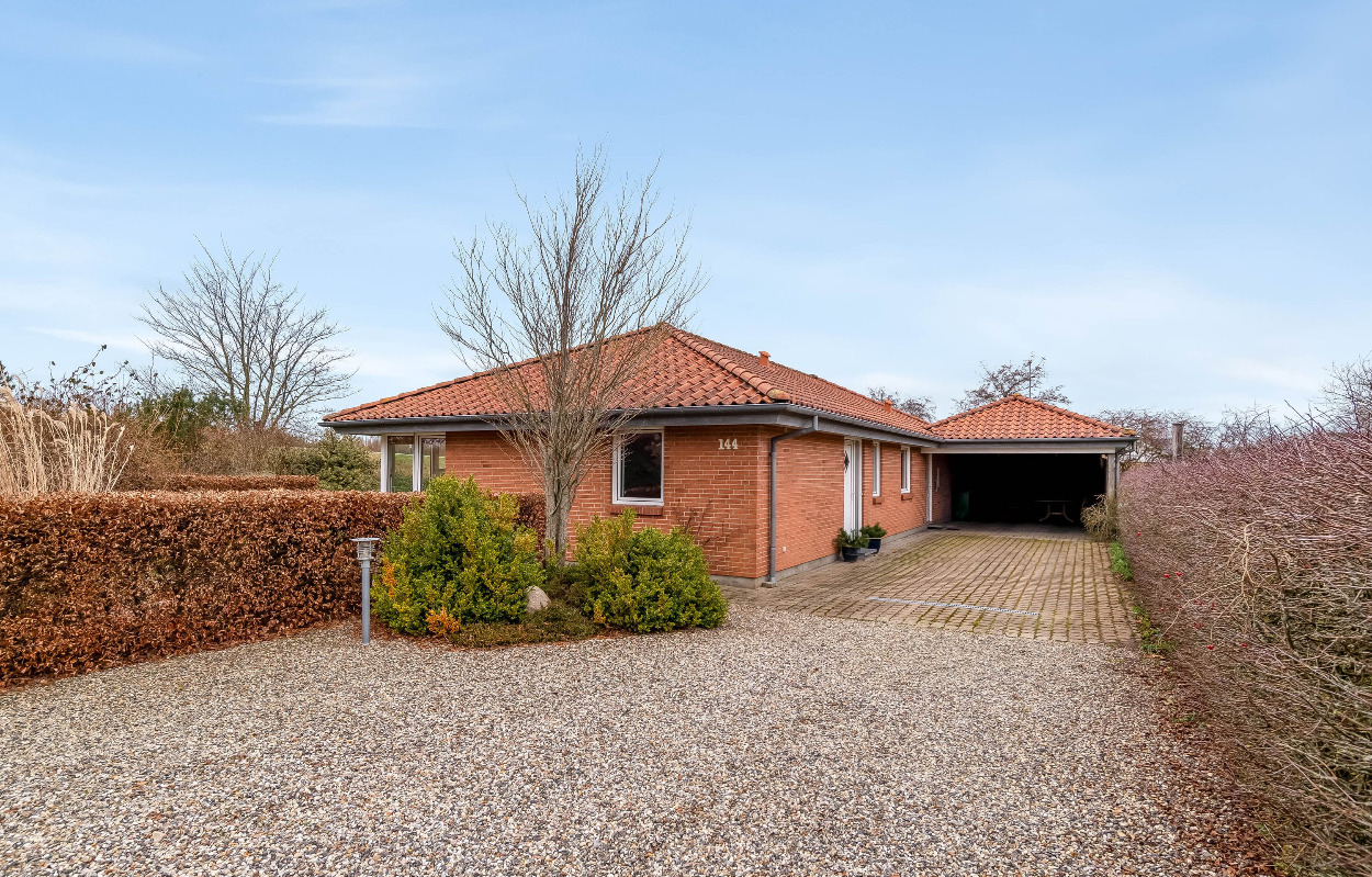 Fuldmuret etplans-villa i godt villakvarter