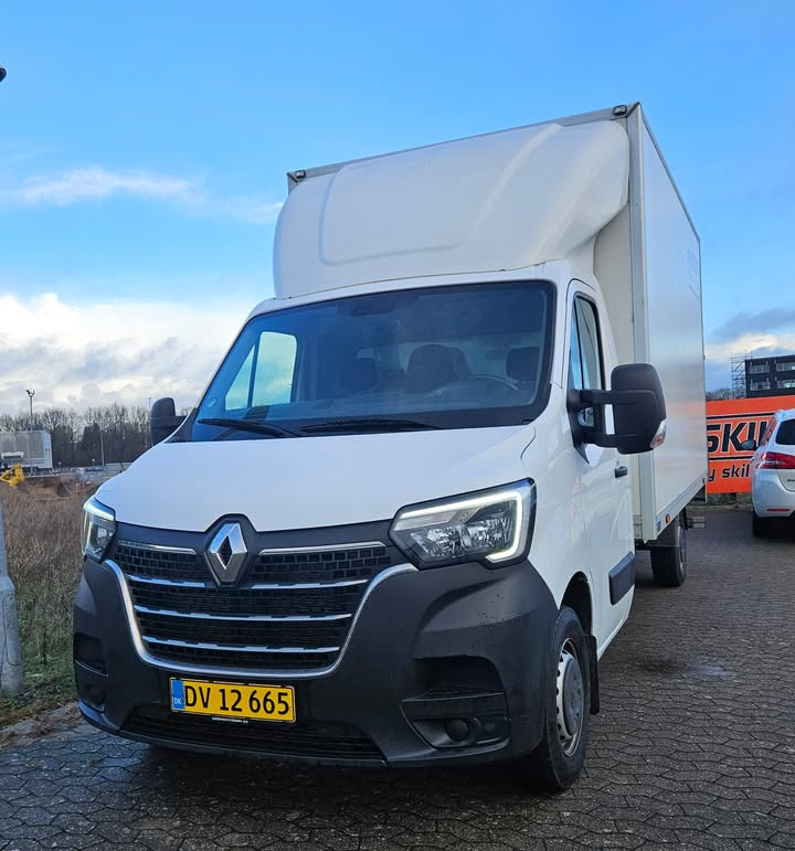 Oscar Biludlejning tilføjer ny flyttebil med lift i Hobro