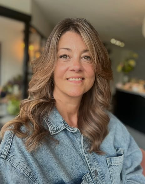 Chlou  viser klip og balayage i blonde karameltoner