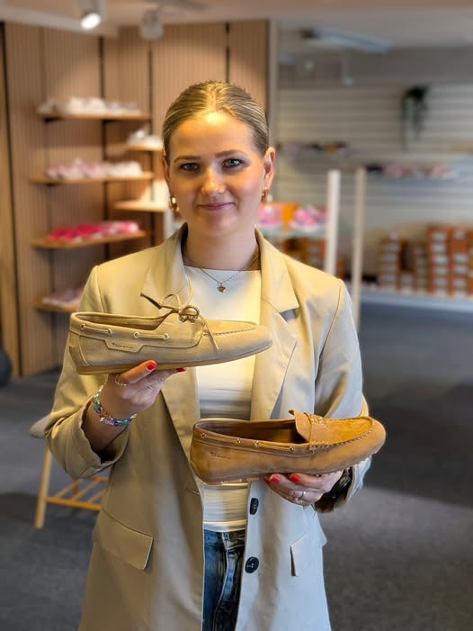 DK Shoes Brønderslev ApS fremhæver sko med loafer- og sailorsko-look fra 599,95 kr.