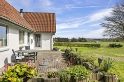 Charmerende og velholdt ejendom med stor naturgrund og en betagende udsigt