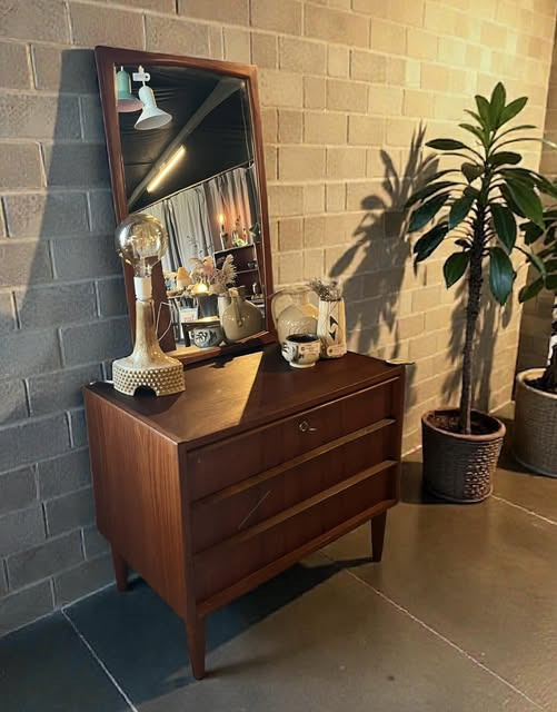 By Duddie præsenterer nyt teaktræsspejl fra Aksel Kjersgaard i butikken