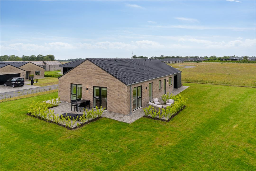 Velindrettet kvalitetsvilla fra 2022 i stille, familievenligt kvarter