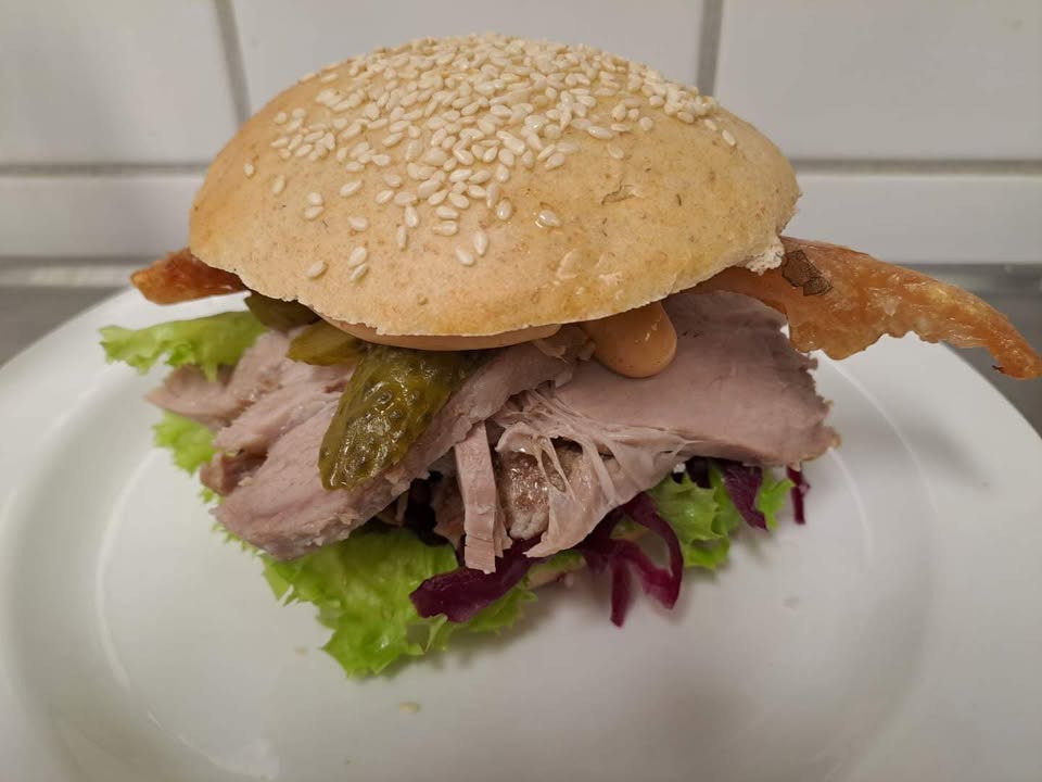 Fristende flæskestegssandwich klar til afhentning hos Min Købmand Øster Bjerregrav fredag