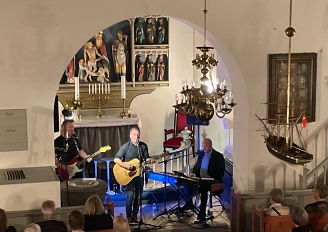 Oplev Spar 2's fortællerkoncert i Oksby Kirke