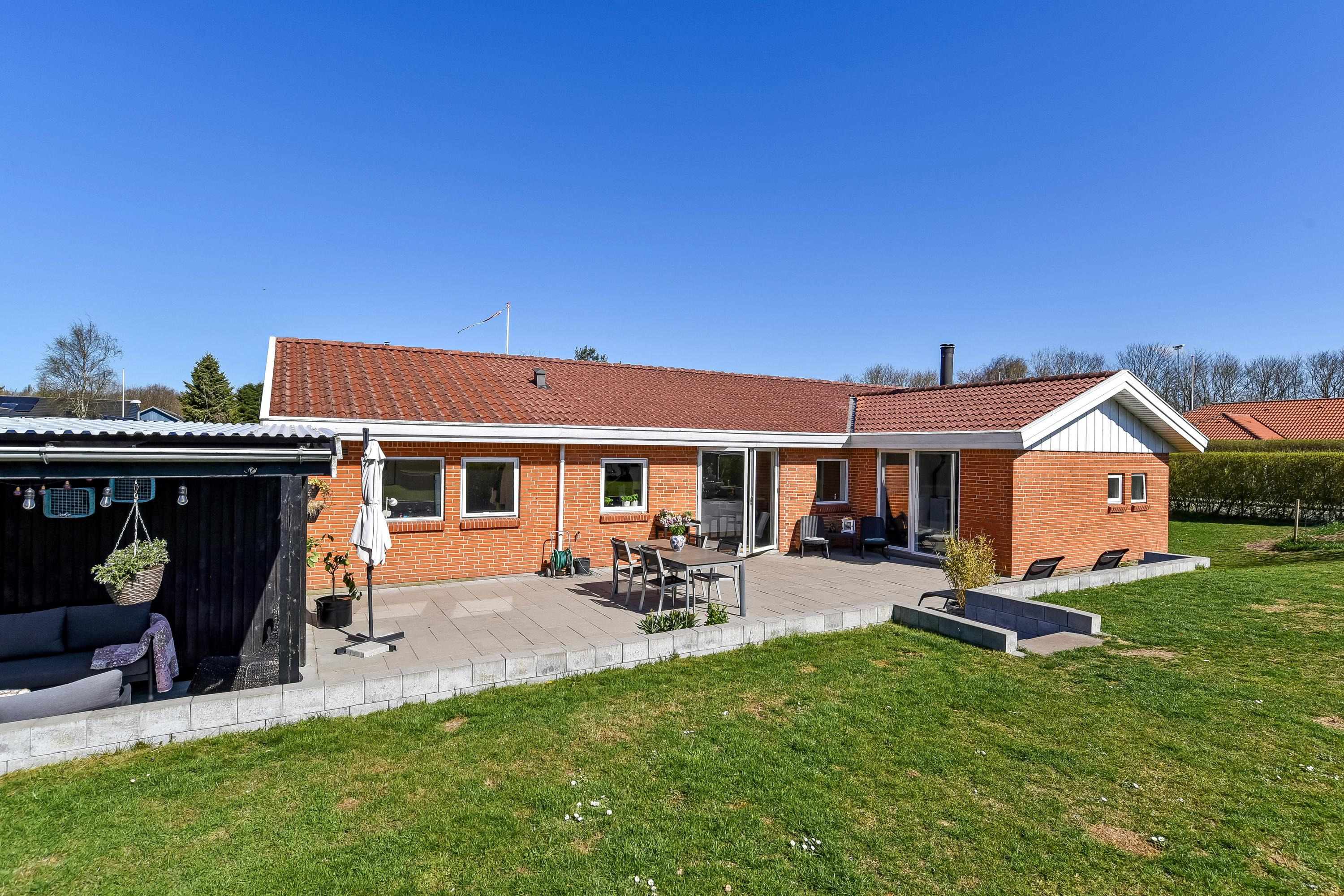 Til salg hos RealMæglerne Holstebro: Tilbygget og pæn moderniseret etplansvilla