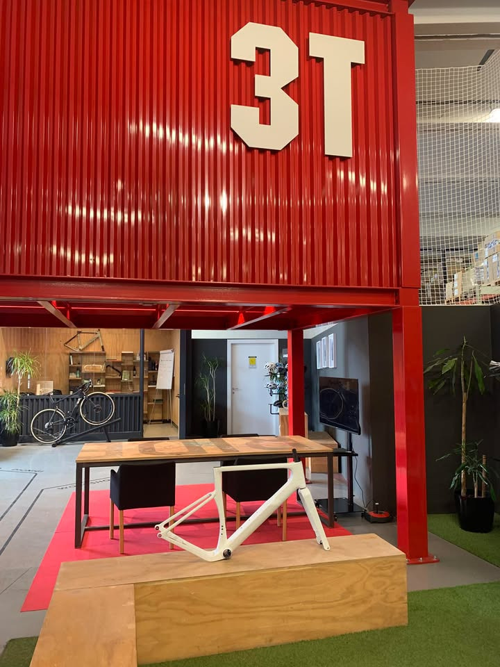 Birks Bike Shop ApS besøger ny leverandør 3T og præsenterer egenproducerede cykelrammer