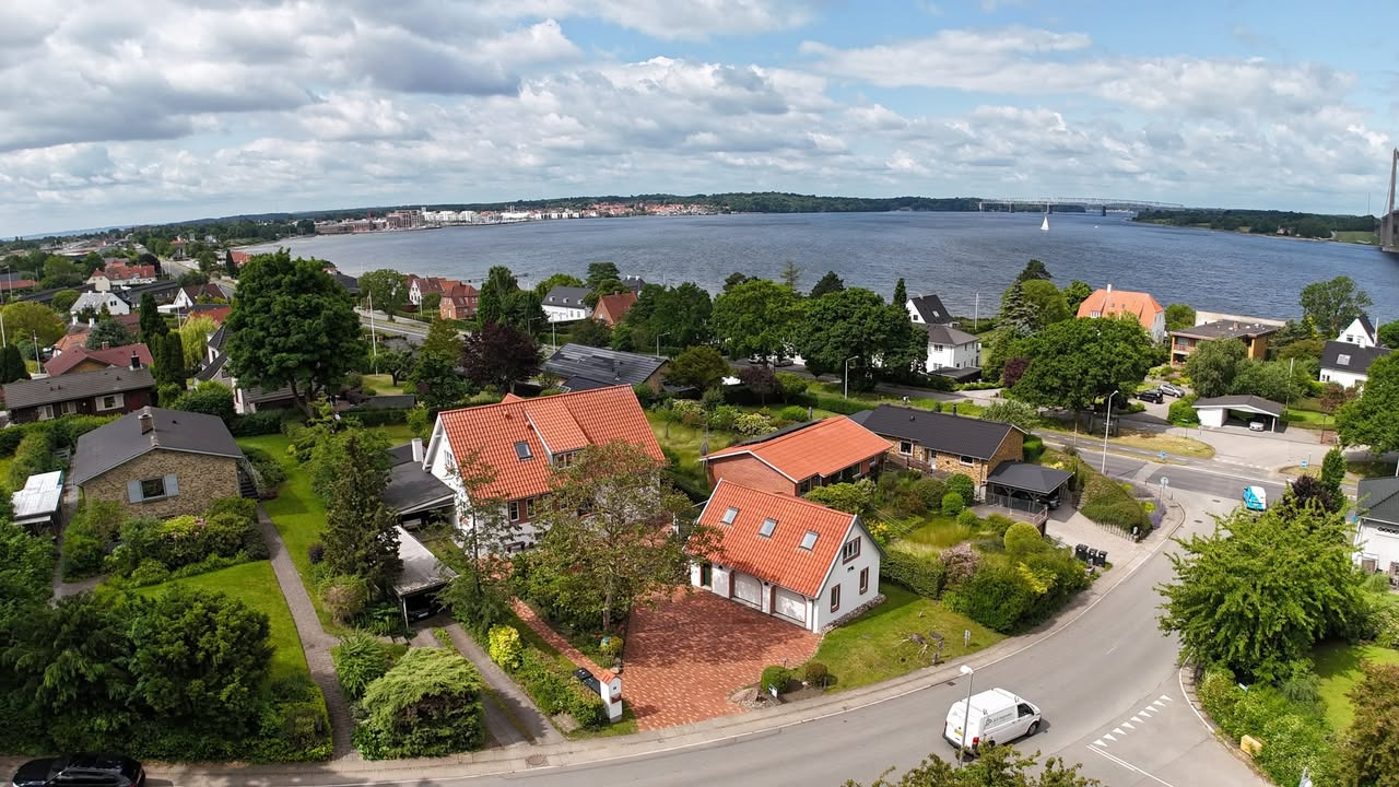RealMæglerne Middelfart præsenterer charmerende villa med vandudsigt til salg