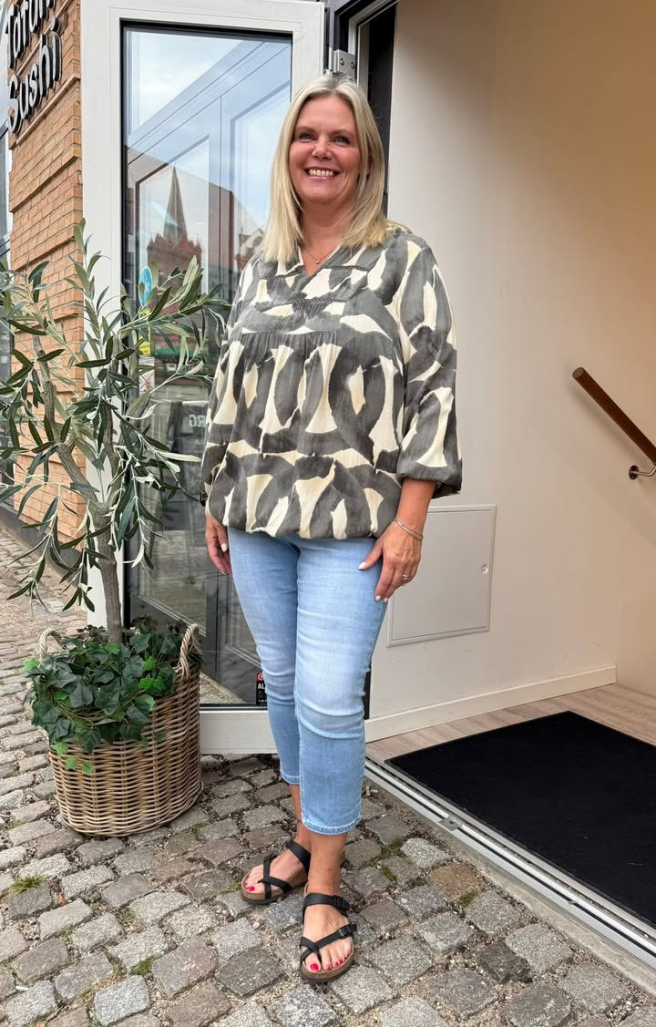 Only Curves præsenterer ny viskosebluse fra Zhenzi i flotte prints