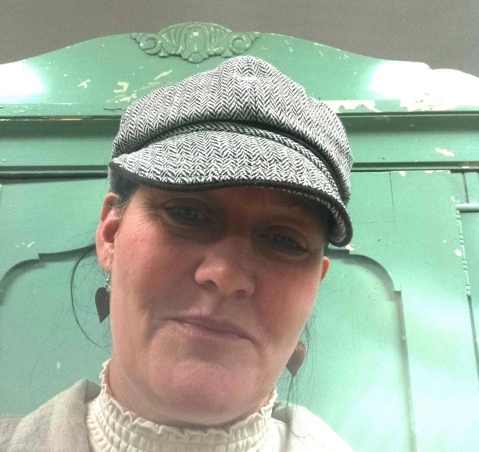 En tidslomme af romantiske antikviteter, genbrug og gamle møbler