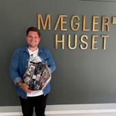 Mæglerhuset fejrer salg i Nørresundby: Tak til sælgerne på Ane Dams Gade 7