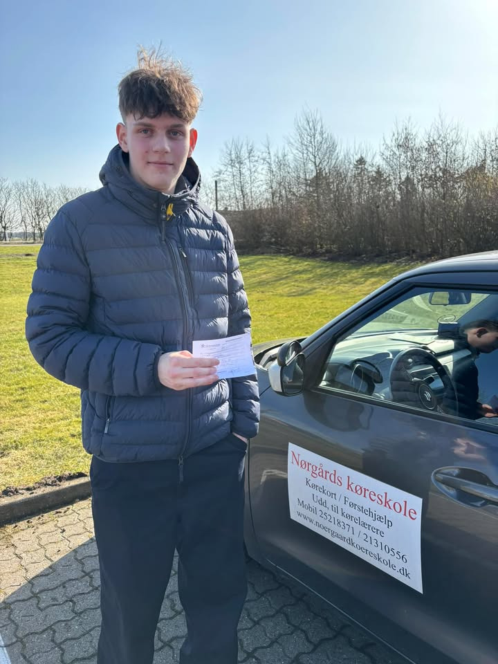 Nørgaards Køreskole fejrer endnu en elev med kørekort i Pandrup