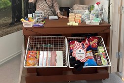 Frivillige skaber glæde på ældrecentre med kioskbod