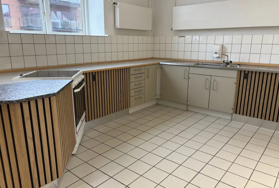 Bæredygtig renovering giver Aakjærskolens hjemkundskabslokale nyt liv med moderne design