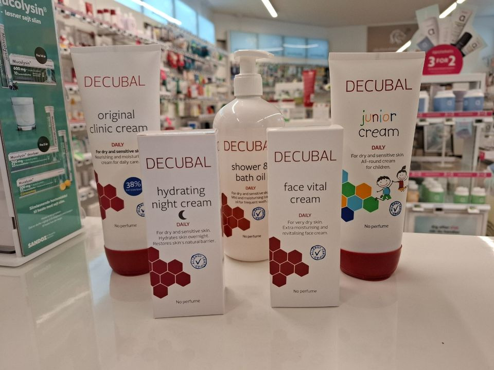 Ikast Apotek fremhæver Decubal som månedens hudplejeserie med ekstra gode priser