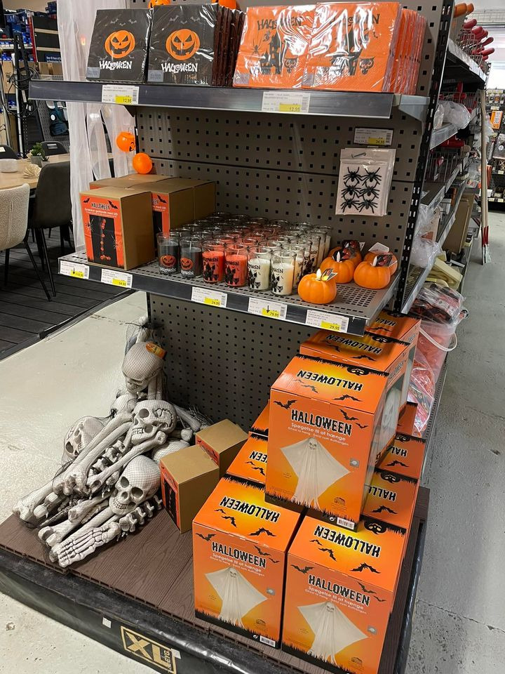 XL Byg Tømmergaarden Hals klar med halloween pynt til skarpe priser