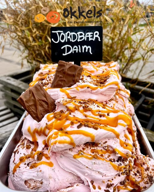 Okkels præsenterer ugens special: Jordbær daim is med knasende chokolade