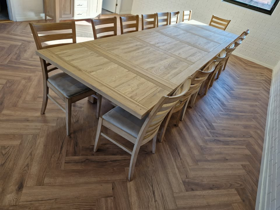 Hovelind Møbler præsenterer stort brugt Provence-sæt med langbord og 15 stole til salg