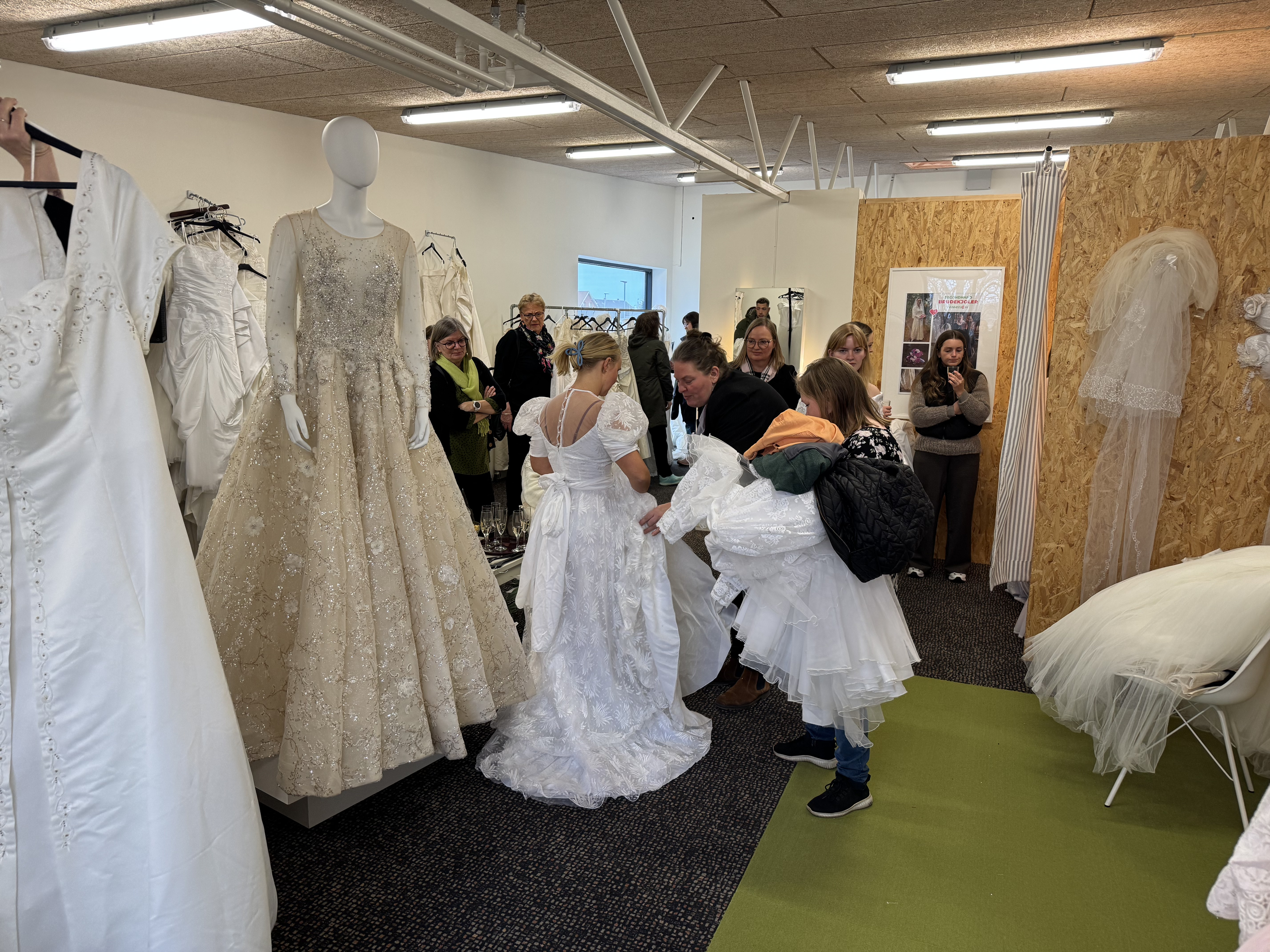 Danmission secondhand brudekjoler hittede i Randers