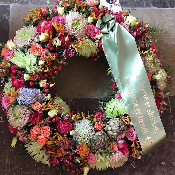 Florist Pernille DB tilbyder personlig sidste hilsen med rundpyntet krans