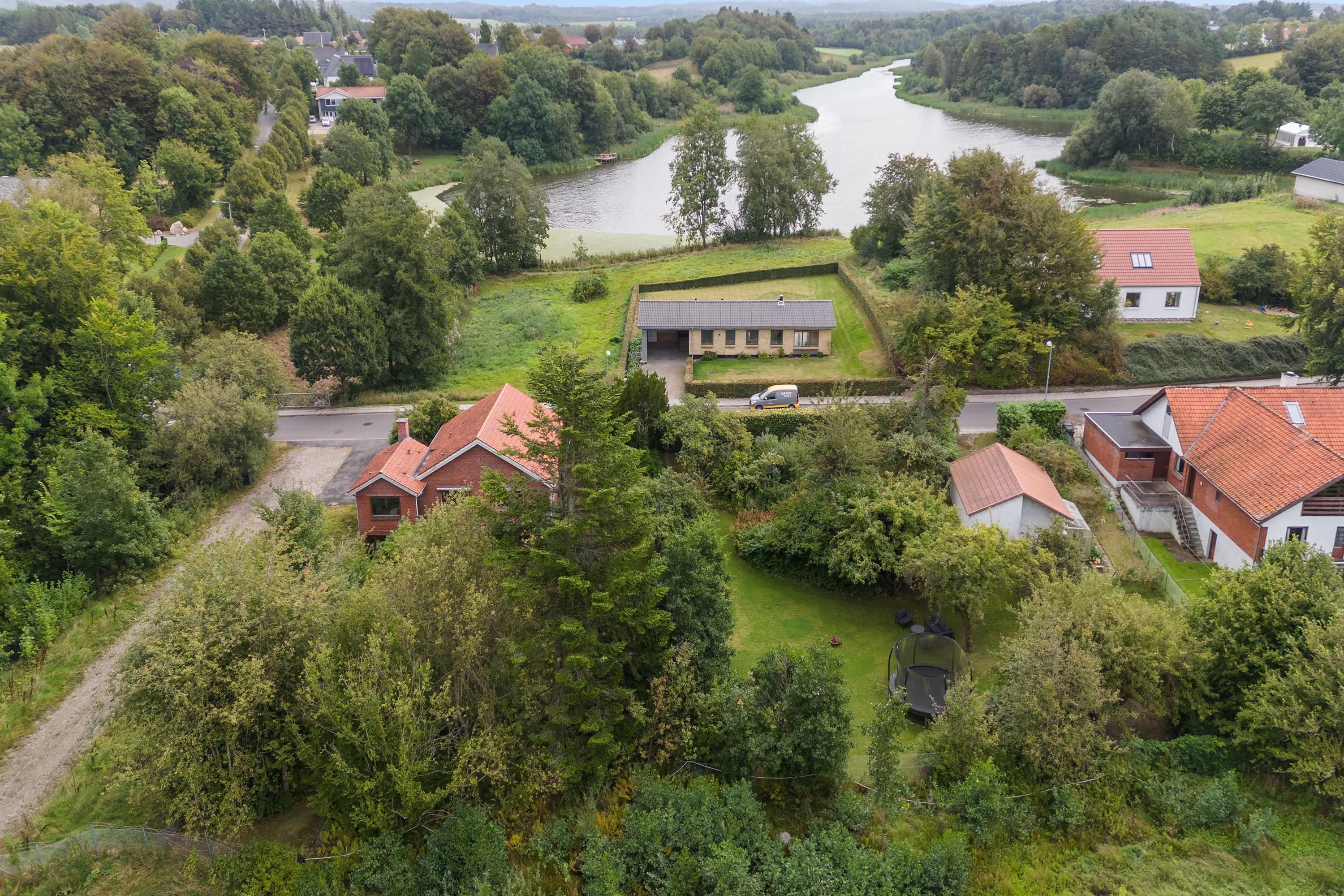 Villa med unik beliggenhed ved Klokkerholm Møllesø