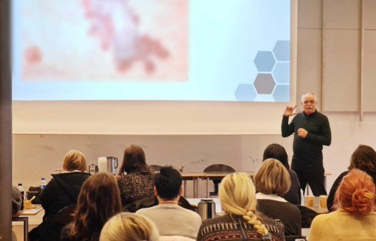 Nyt samarbejde mellem AUH og Horsens Kommune klæder sundhedspersonale på til at spotte hudsygdomme hos ældre